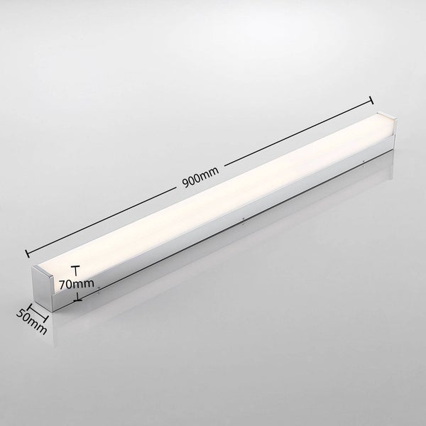 Lineare LED-Wandleuchte mit den Maßen 900 Millimeter Länge, 70 Millimeter Höhe und 50 Millimeter Tiefe.