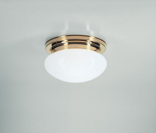 Deckenleuchte mit runder, weißer Glasabdeckung und goldfarbener Halterung