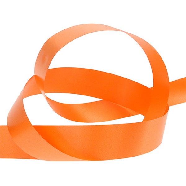 Orangefarbenes Geschenkband auf weißem Hintergrund.