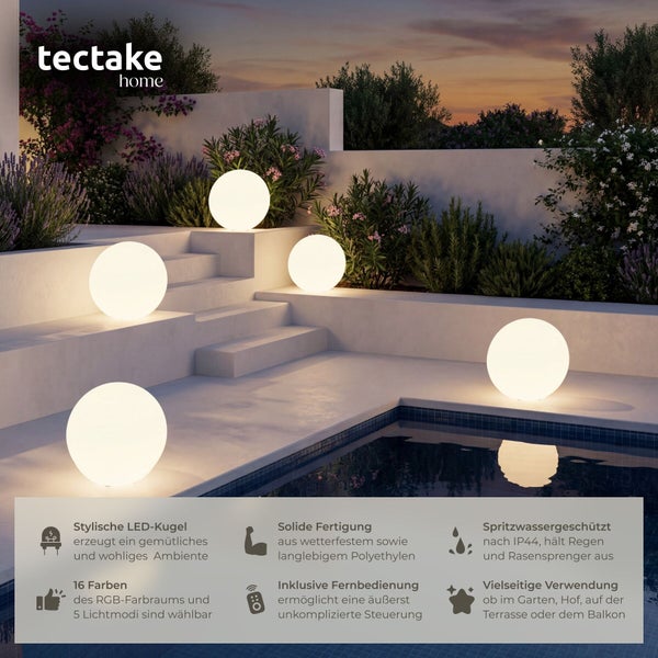 Leuchtende Kugeln von Tectake Home am Pool. Wetterfeste Außenbeleuchtung aus Polyethylen mit 16 Farben und Spritzwasserschutz. Tectake Home Logo.