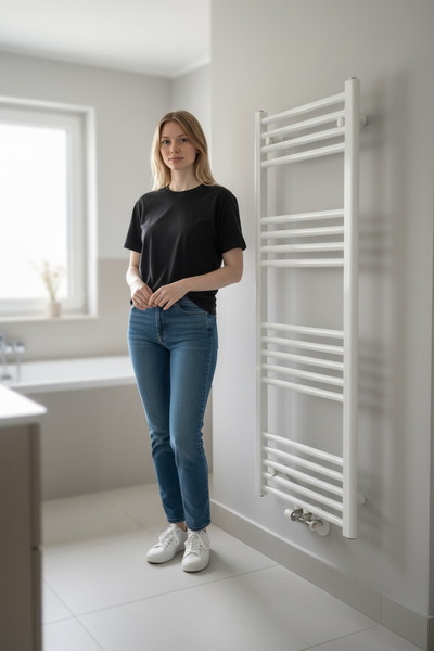 Badezimmer mit Heizkörper, Badewanne und einer Frau