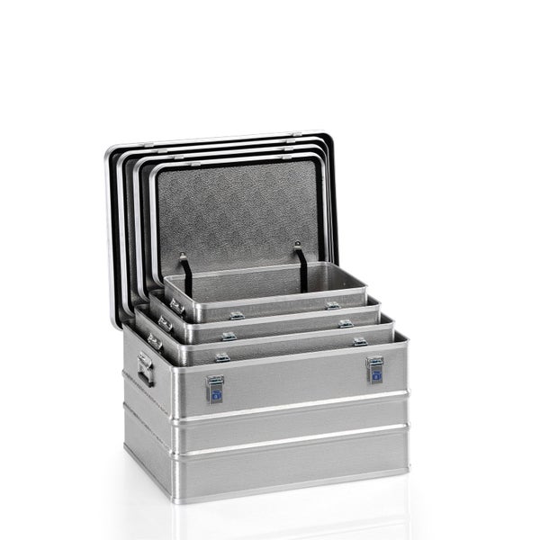 Set aus vier ineinander verschachtelten Aluminium-Transportboxen mit Klappdeckeln und Hebelverschlüssen.