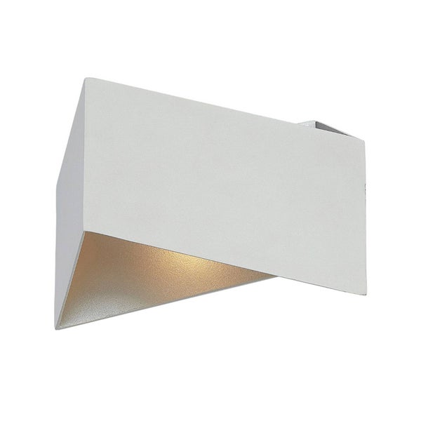 Weiße moderne Wandleuchte aus Metall in Kastenform mit schrägem Lichtauslass nach unten.