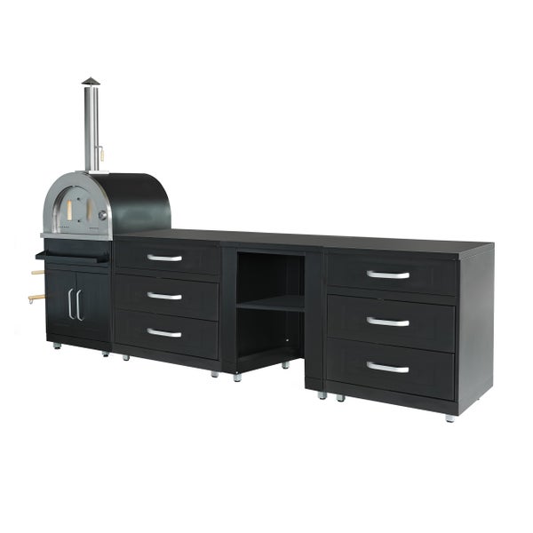 Modulare Outdoor-Küche aus Metall mit Pizzaofen, Schornstein, Schubladenschränken und offenem Regalfach in Schwarz.
