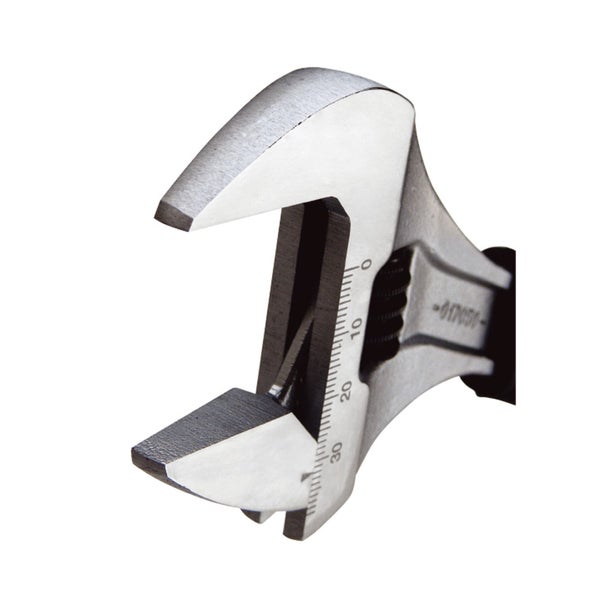 Zwei verstellbare Schraubenschlüssel in Verwendung an einem Rohr