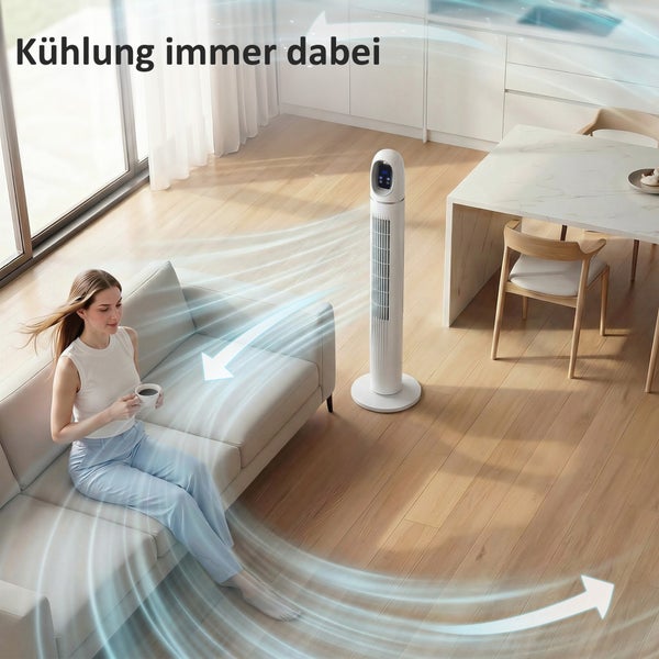 Moderner Turmventilator in einem hellen Wohnzimmer mit Frau auf dem Sofa und visualisiertem Luftstrom.