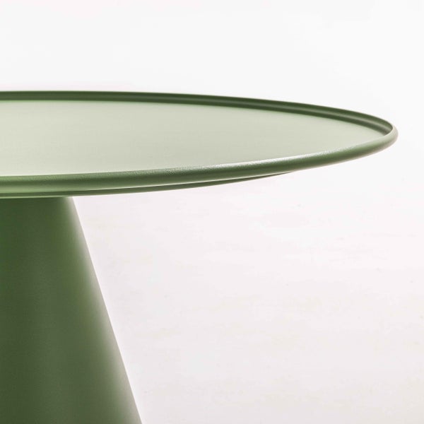 Nahaufnahme eines grünen runden Metall-Beistelltischs mit tablettartiger Tischplatte und konischem Standfuß.