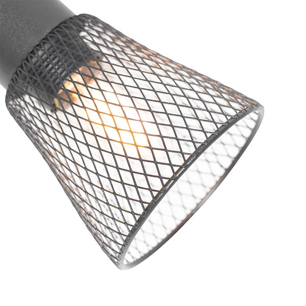 Detailaufnahme einer Lampe mit Lampenschirm aus Metallgitter