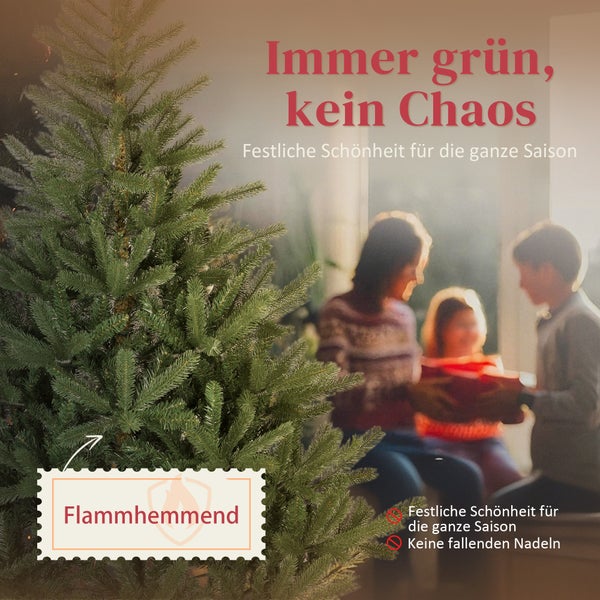 Künstlicher Weihnachtsbaum in einem hellen Wohnzimmer mit einer Familie im Hintergrund. Der Baum ist flammhemmend und verliert keine Nadeln.