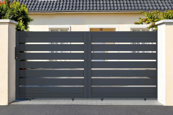 Horizontales Schiebetor aus Aluminium für den Außenbereich