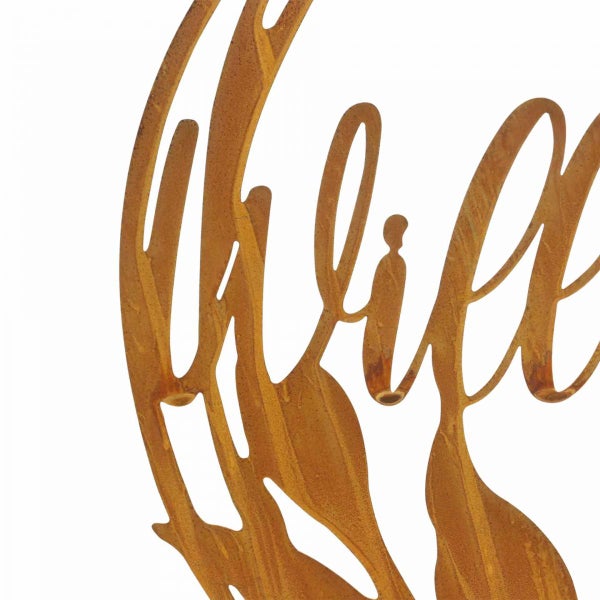 Dekorative Metall-Wandgestaltung mit dem Wort Willkommen