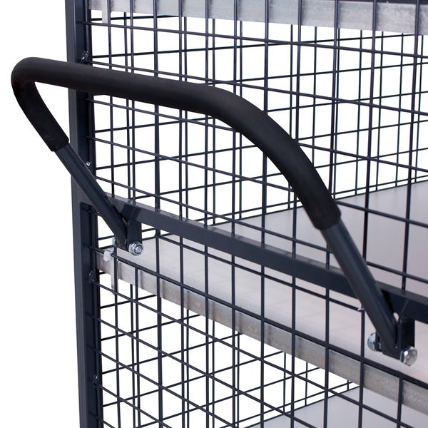 Detailansicht eines Drahtgitterregals mit Griff und Regalböden