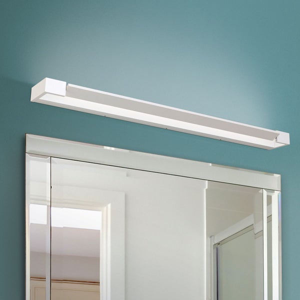 Moderne LED Spiegelleuchte in schlankem Design für die Wandmontage über einem Badezimmerspiegel