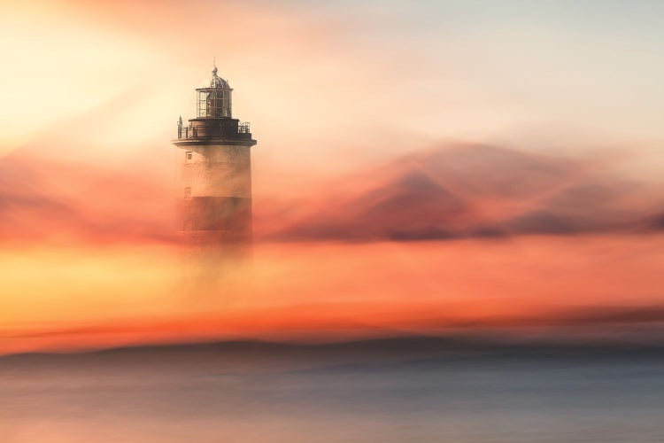 Ein hoher Leuchtturm im Meer