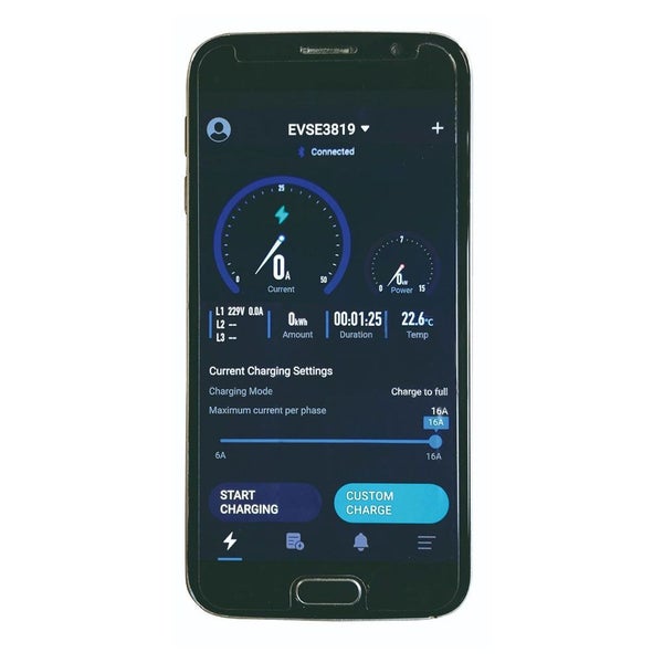 Smartphone mit App zur Steuerung und Überwachung einer Elektroauto Ladestation mit Anzeige von Ladestrom Leistung Dauer und Temperatur.