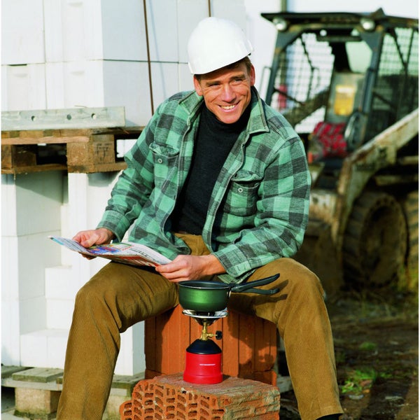 Bauarbeiter mit Kochtopf und Gaskocher auf einer Baustelle