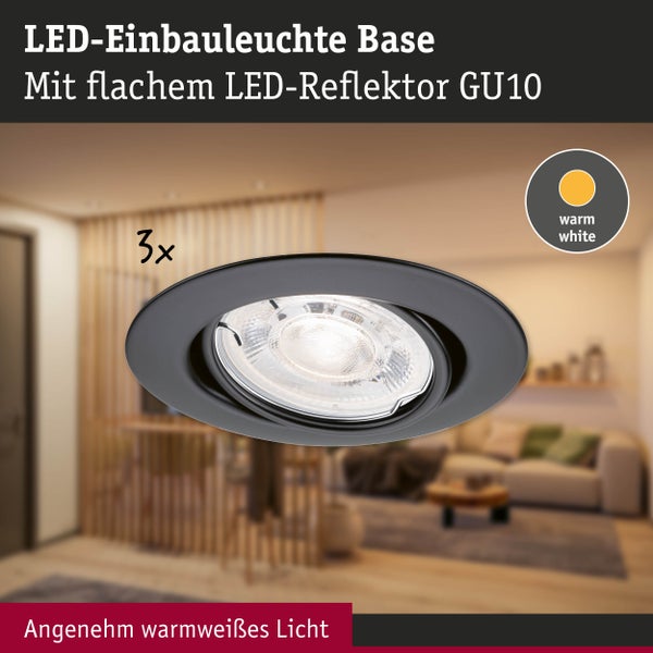 LED-Einbauleuchte Base im 3er-Set mit flachem LED-Reflektor GU10 und warmweißem Licht in einem hellen, modern eingerichteten Wohnzimmer.