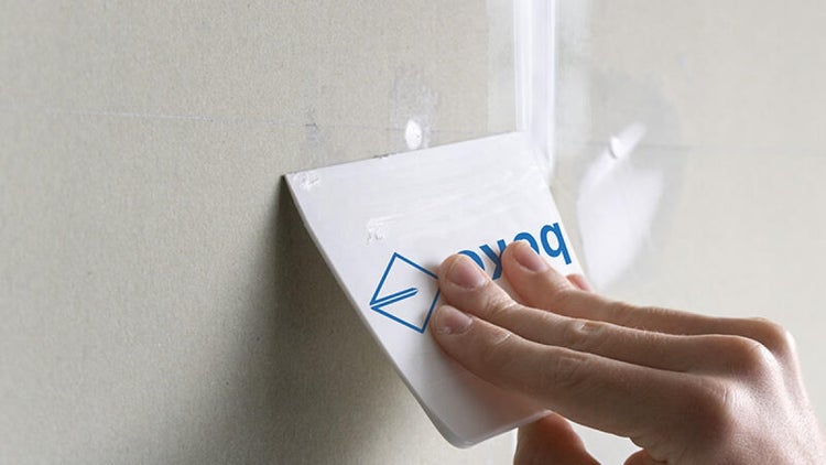 Eine Person verwendet einen Spachtel, um Wandspachtel aufzutragen