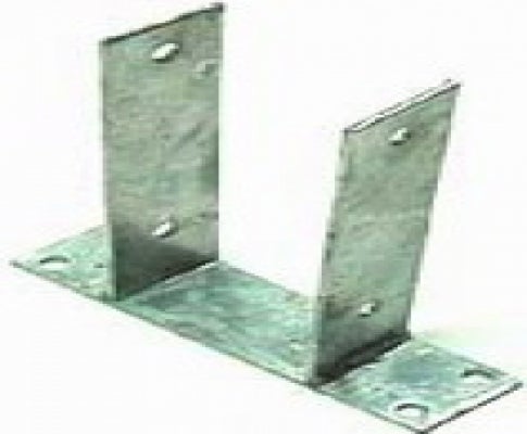 Pfostenträger aus Metall mit Befestigungslöchern