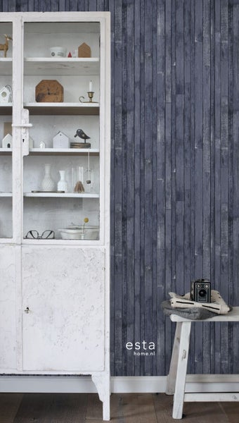 Dekorative Holzpaneel-Tapete im Vintage-Stil mit weißem Schrank und Dekoration