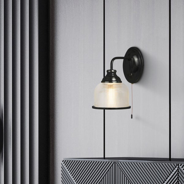 Wandleuchte mit Zugschalter in einem hellen Raum.