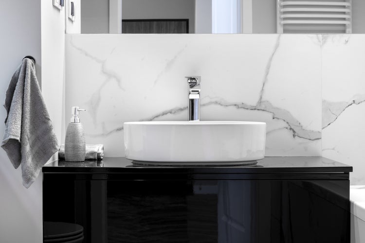 Modernes Badezimmer mit Aufsatzwaschbecken, Armatur und Handtuch