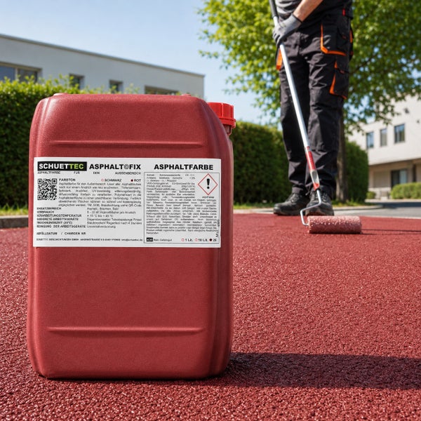 Schuettec Asphaltfix Asphaltfarbe im Kanister mit Gefahrensymbol, im Hintergrund trägt eine Person das Produkt mit einer Rolle im Außenbereich auf.