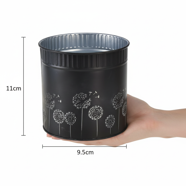 Schwarzer Übertopf aus Metall mit Pusteblumen-Motiv, Höhe 11 Zentimeter, Durchmesser 9,5 Zentimeter.