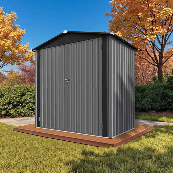 Gartenschuppen aus Metall auf einer Plattform im Garten