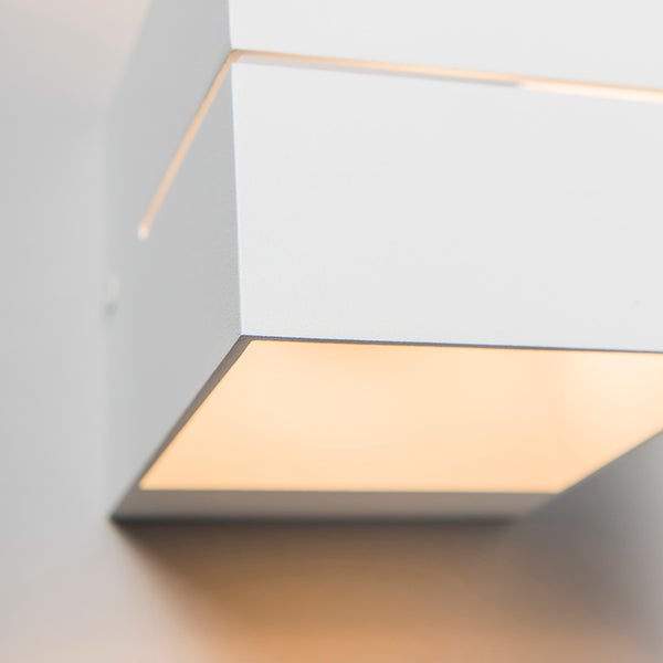 Nahaufnahme einer weißen Wandleuchte mit quadratischer Form