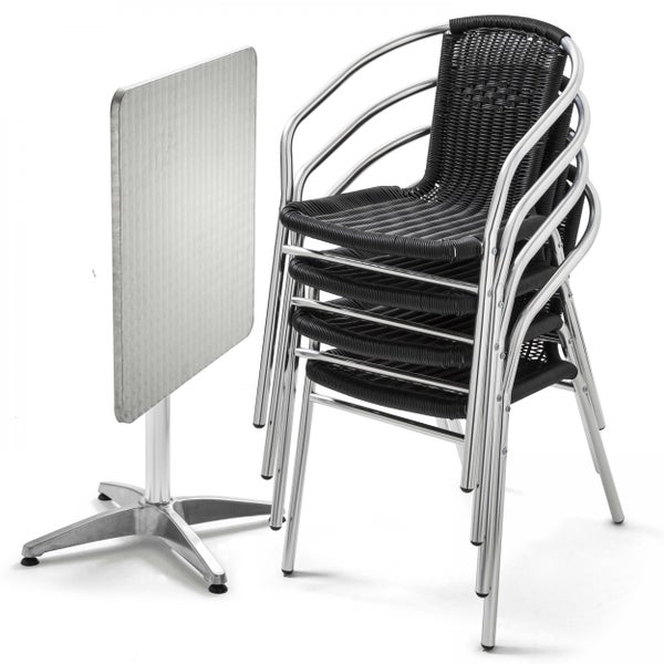 Bistro-Set bestehend aus einem klappbaren Bistrotisch aus Metall und vier stapelbaren Stühlen mit Metallgestell und Geflecht.