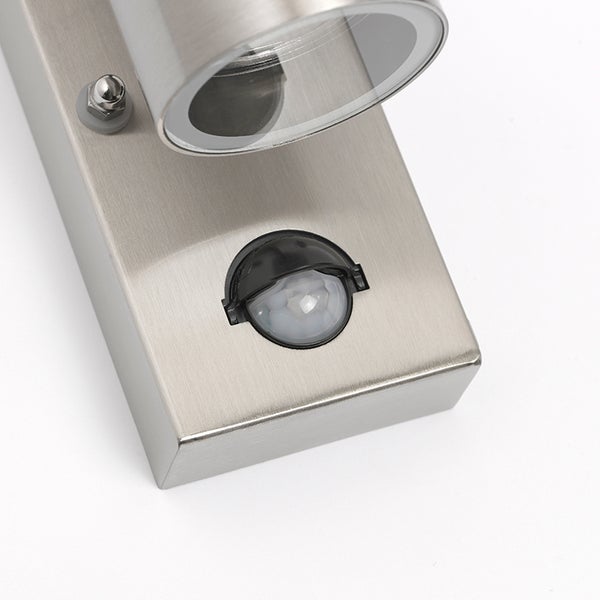 Nahaufnahme einer Außenwandleuchte aus Edelstahl mit integriertem Bewegungsmelder.