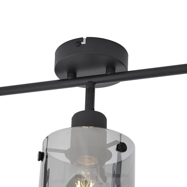 Detailaufnahme einer schwarzen Deckenleuchte mit Glasschirm