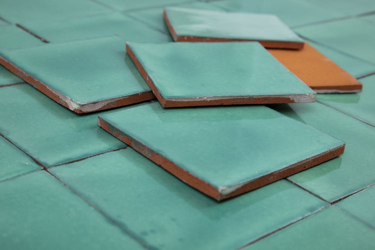 Quadratische Fliesen aus Steingut mit rustikalem Erscheinungsbild