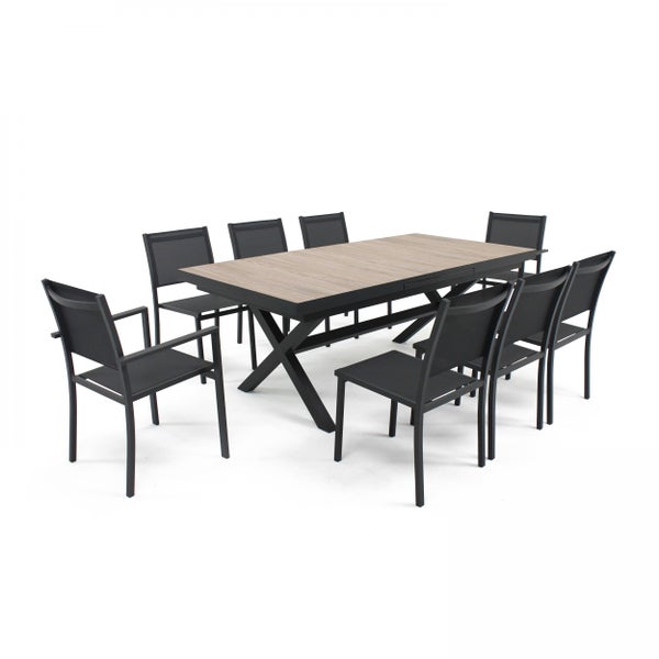 Gartenmöbel-Set mit einem rechteckigen Tisch in Holzoptik und acht schwarzen Gartenstühlen mit Textilbespannung.
