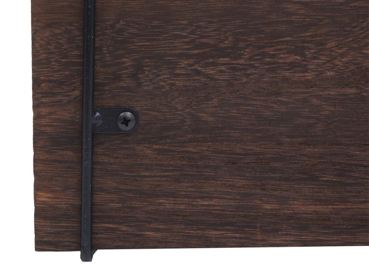 Detailansicht einer dunklen Holzplatte mit Metallrahmen und Schraube