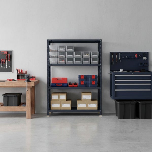 Organisierte Werkstatt mit Werkbank aus Holz, blauem Metallregal mit Lagerboxen und blauem Werkstattwagen.