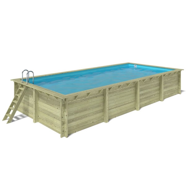 Rechteckiger Holzpool mit Leiter und Wasser