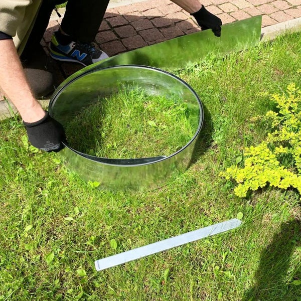 Edelstahl Rasenkante wird im Garten verlegt