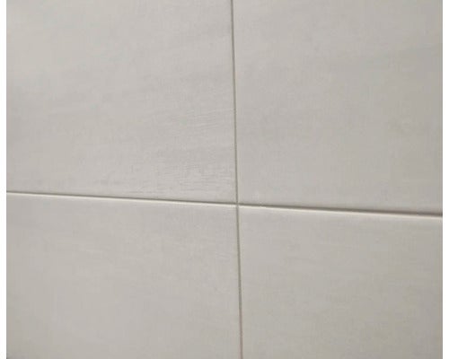 Feinsteinzeugfliese mit matter Oberfläche und dezenter Textur.