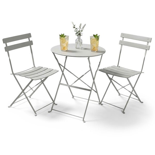 Dreiteiliges Bistro-Set aus Metall mit einem runden Klapptisch und zwei Klappstühlen, dekoriert mit zwei Gläsern und einer Vase.
