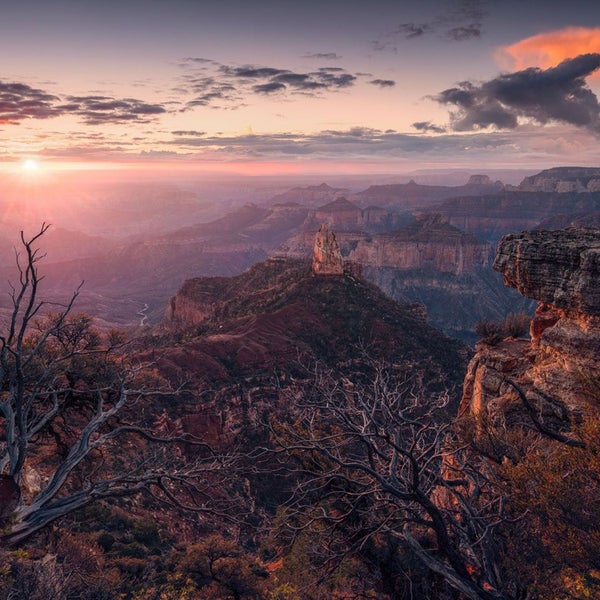 Landschaft mit Bergen und Sonnenaufgang