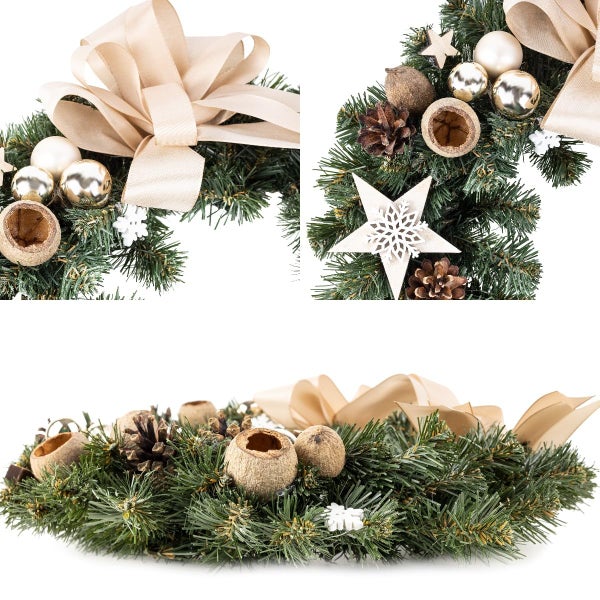 Weihnachtskranz aus künstlichem Tannengrün, dekoriert mit einer großen beigefarbenen Schleife, Kugeln, Zapfen und Holzsternen.