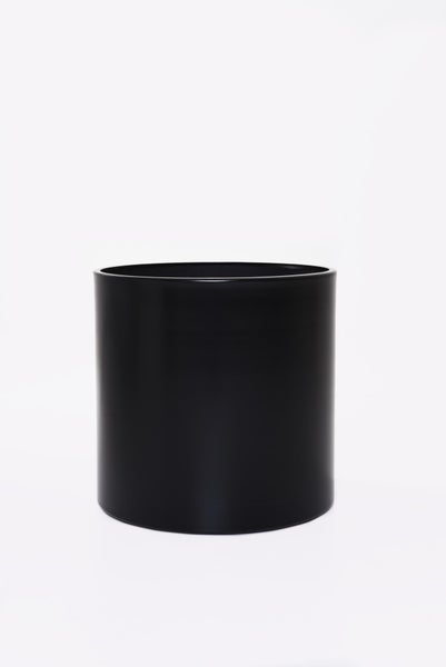 Zylindrischer Pflanztopf in Schwarz mit glatter Oberfläche.