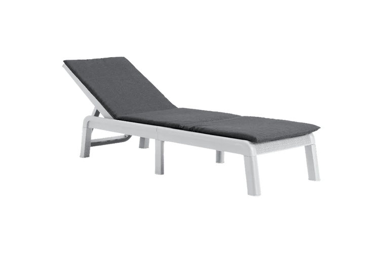Gartenliege aus weißem Kunststoff mit verstellbarer Rückenlehne und dunkelgrauer Auflage.