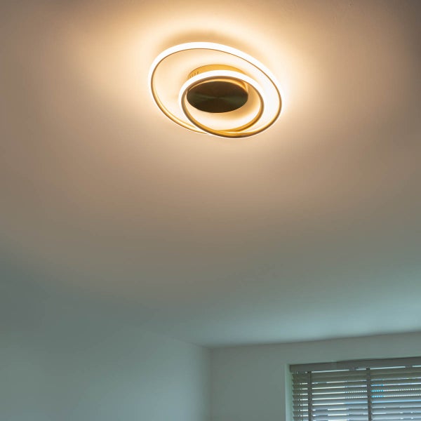 Moderne LED Deckenleuchte mit ringförmigem Design an der Decke montiert