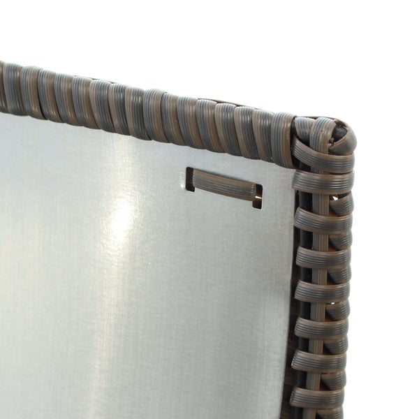 Detailansicht einer Gartenmöbel-Ecke mit Rattanverkleidung und Metalleinsatz