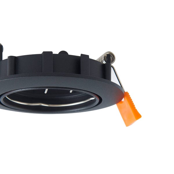 Seitenansicht eines schwarzen Einbauspot-Gehäuses mit Montagefedern und orangefarbenen Clips.