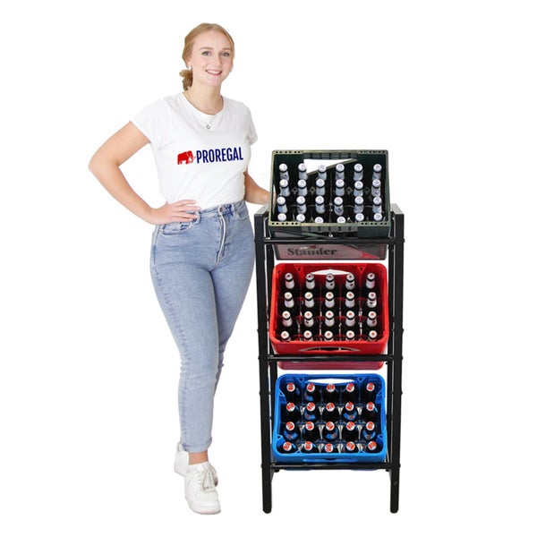 Getränkeregaleinheit mit vollen Getränkekisten und einer Frau