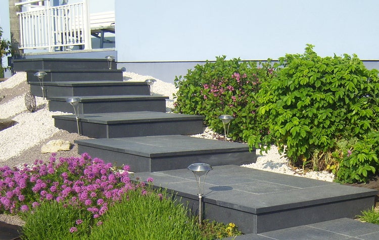 Treppe mit Steinplatten, Kies und Pflanzen